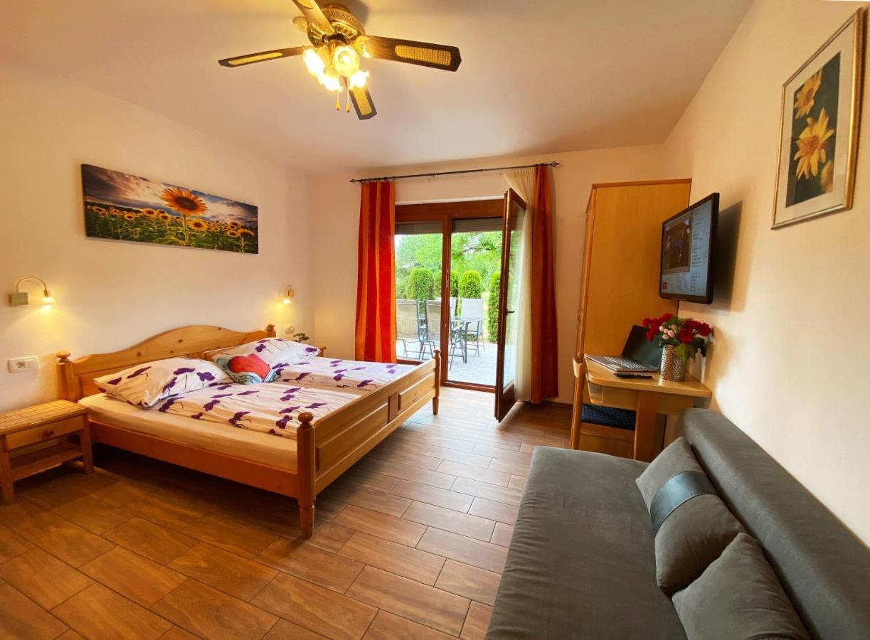 Guesthouse Mesec Zaplana Vrhnika Exteriér fotografie