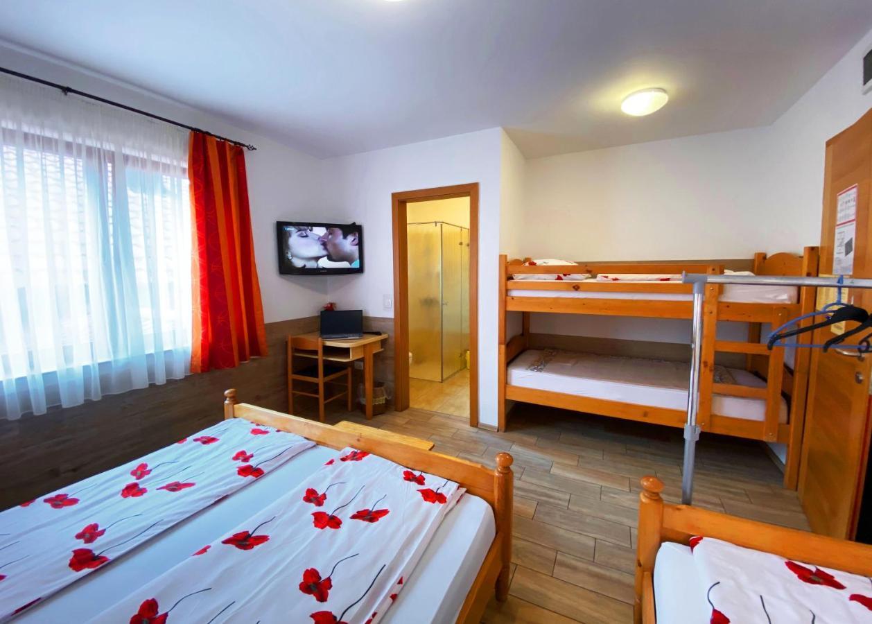 Guesthouse Mesec Zaplana Vrhnika Exteriér fotografie