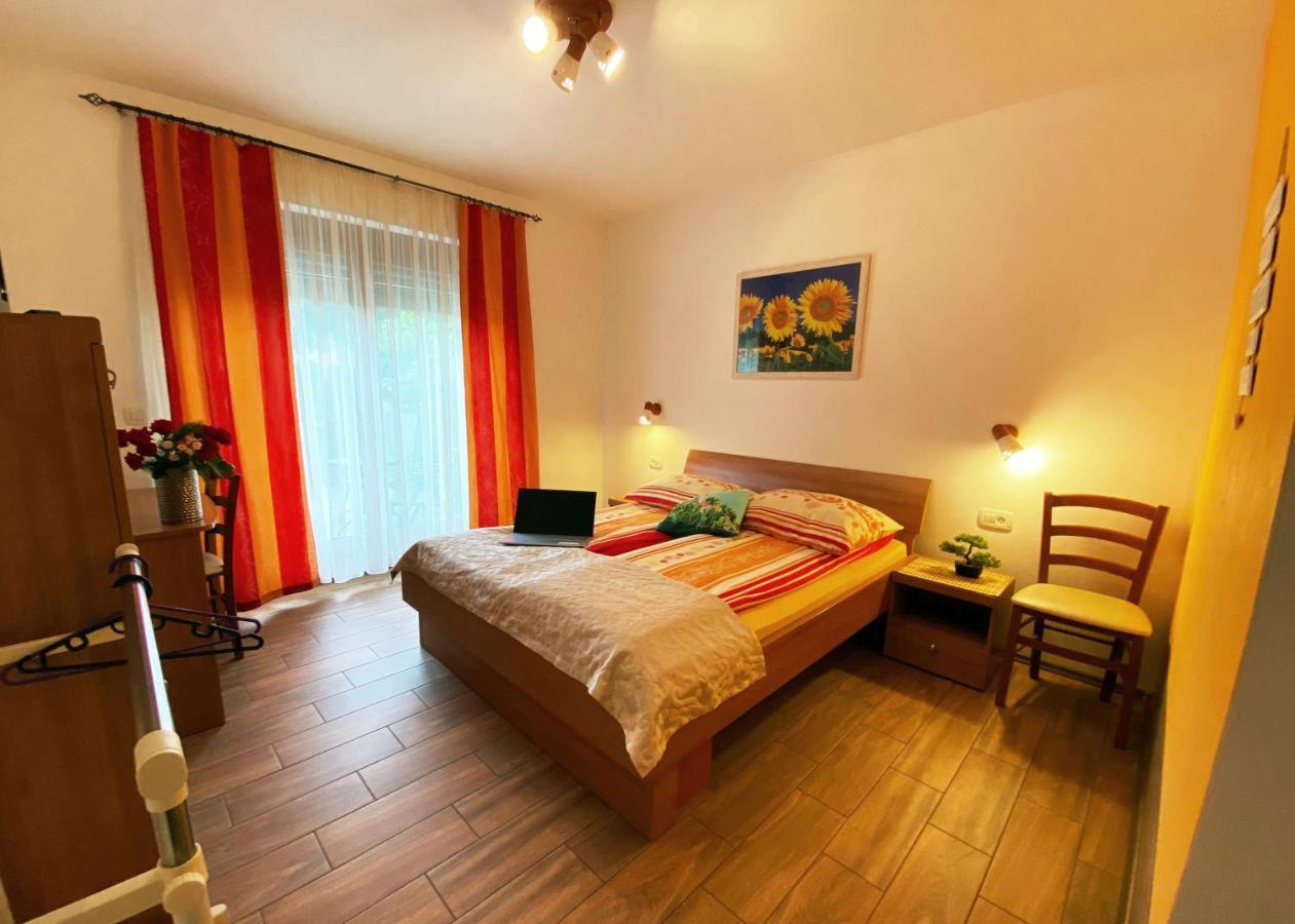 Guesthouse Mesec Zaplana Vrhnika Exteriér fotografie