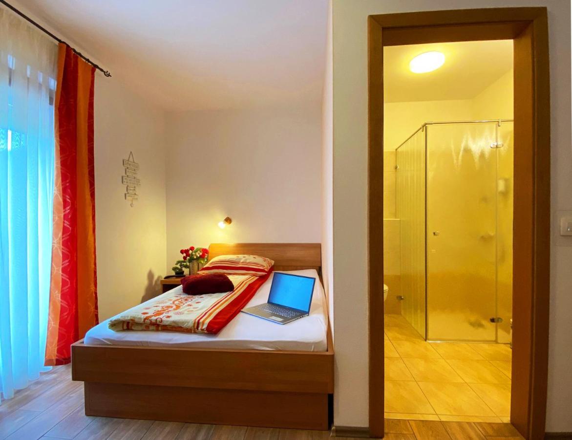 Guesthouse Mesec Zaplana Vrhnika Exteriér fotografie