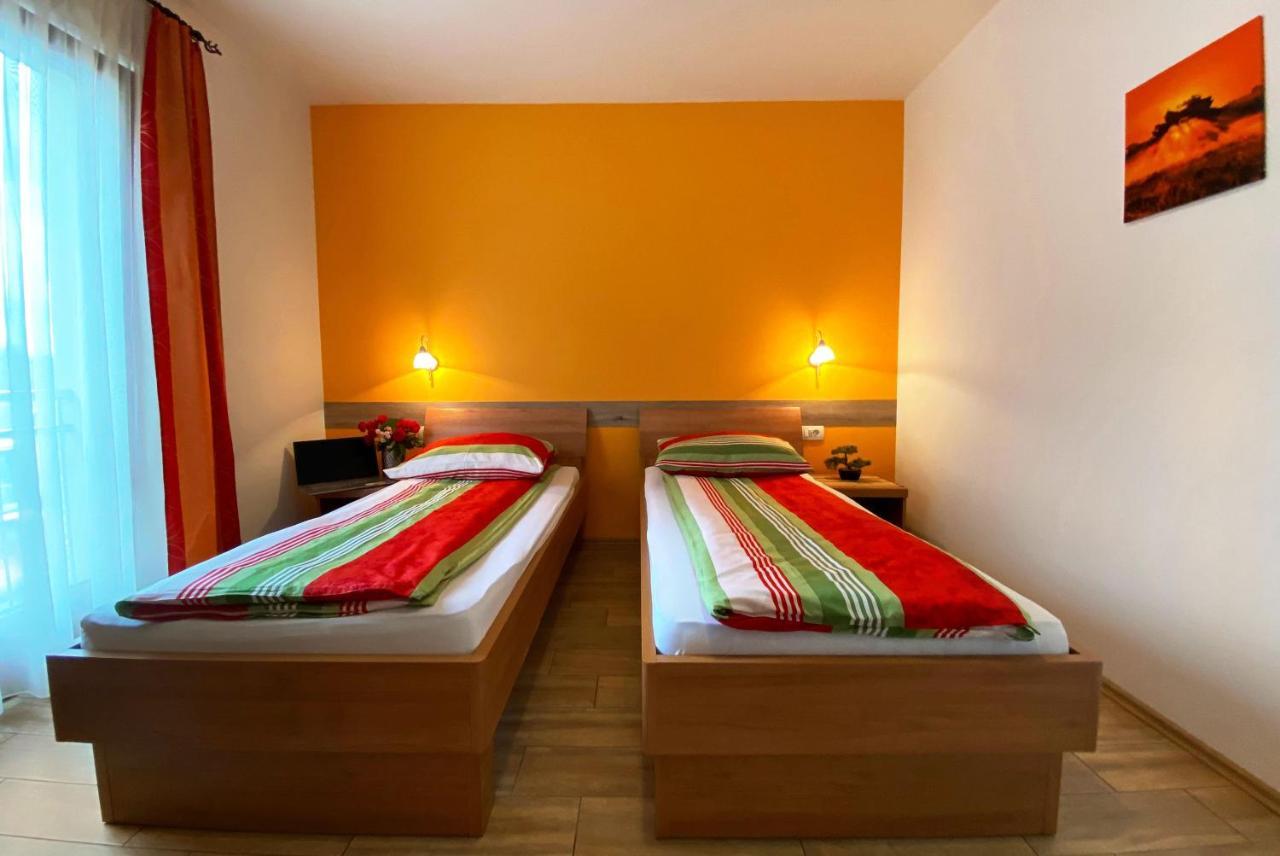 Guesthouse Mesec Zaplana Vrhnika Exteriér fotografie