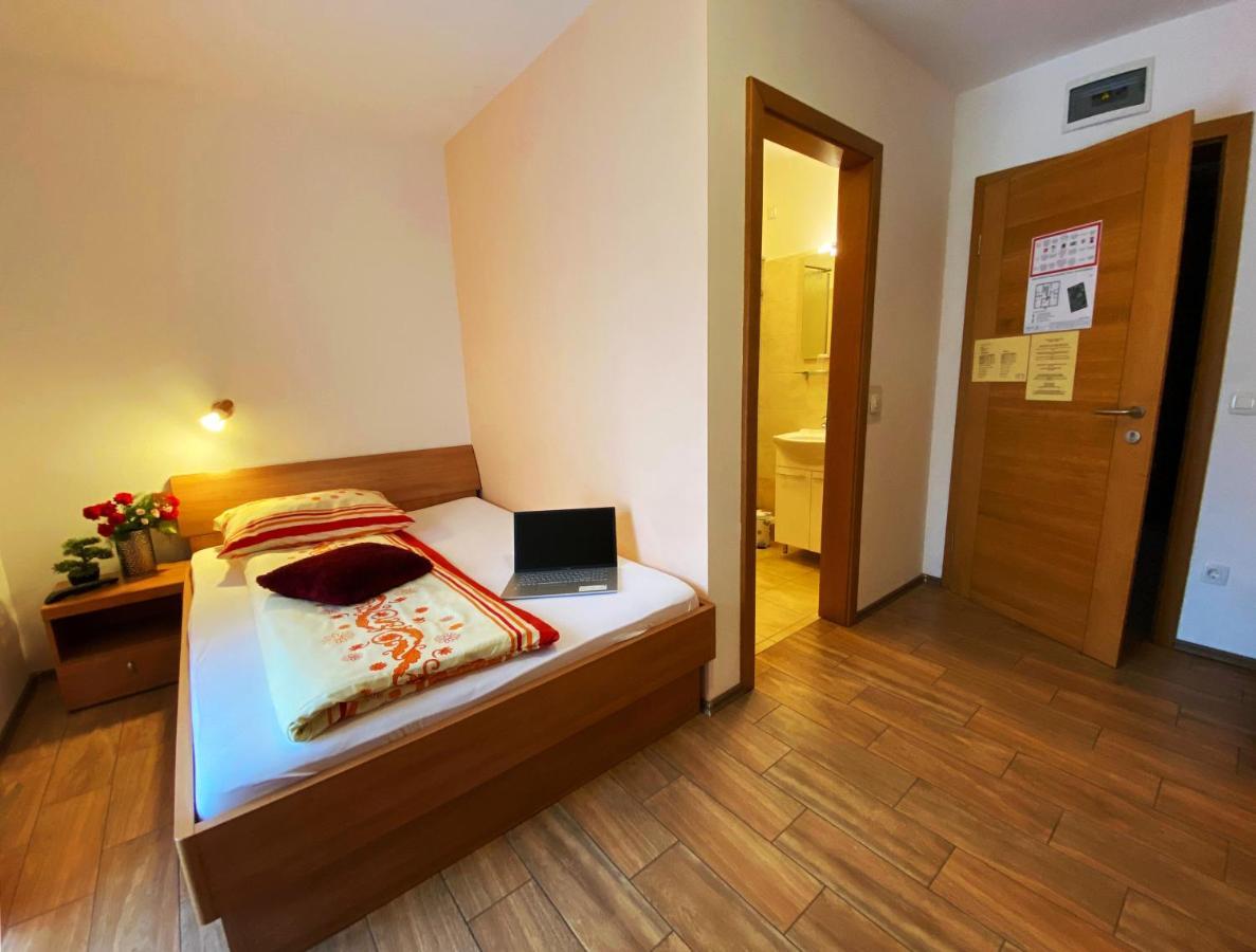 Guesthouse Mesec Zaplana Vrhnika Exteriér fotografie