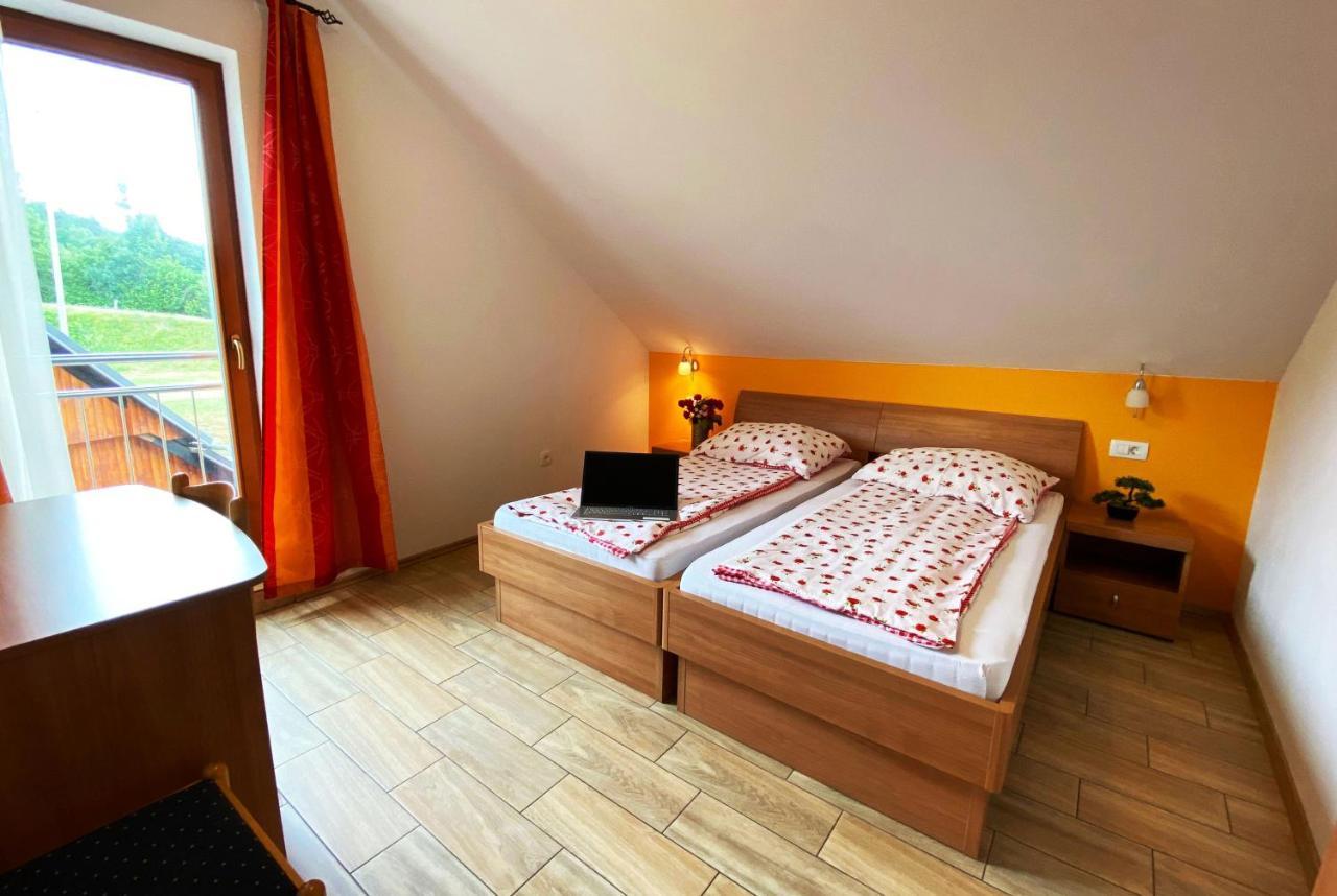 Guesthouse Mesec Zaplana Vrhnika Exteriér fotografie