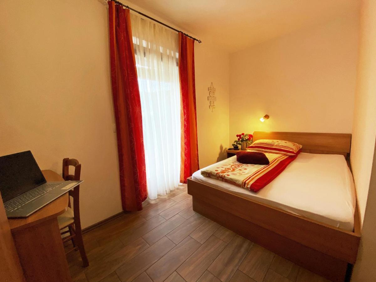 Guesthouse Mesec Zaplana Vrhnika Exteriér fotografie