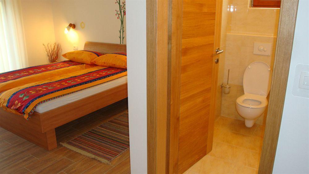 Guesthouse Mesec Zaplana Vrhnika Exteriér fotografie