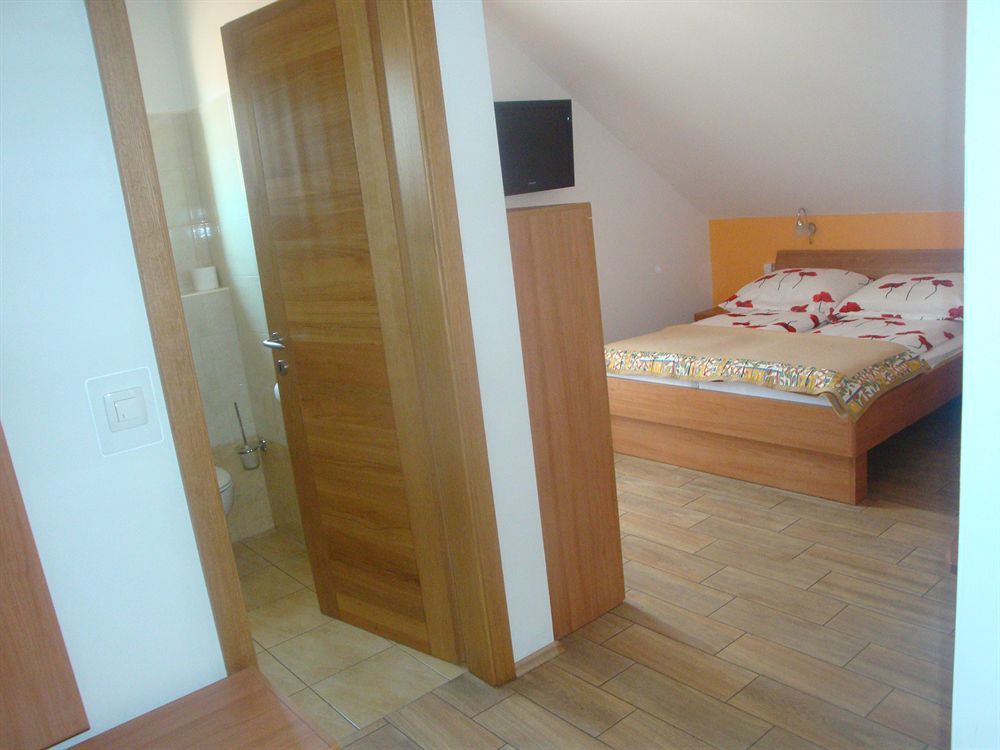 Guesthouse Mesec Zaplana Vrhnika Exteriér fotografie
