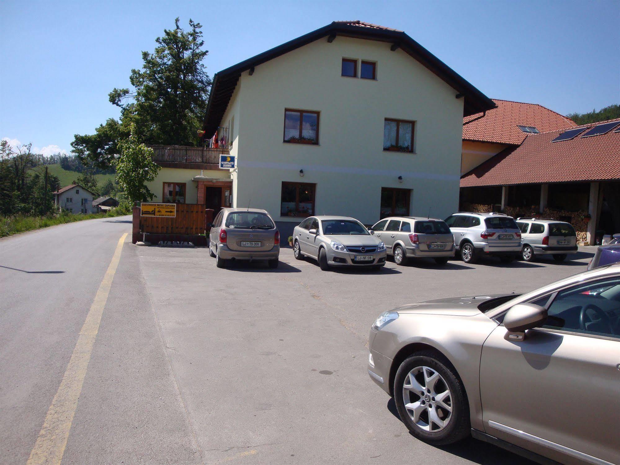 Guesthouse Mesec Zaplana Vrhnika Exteriér fotografie