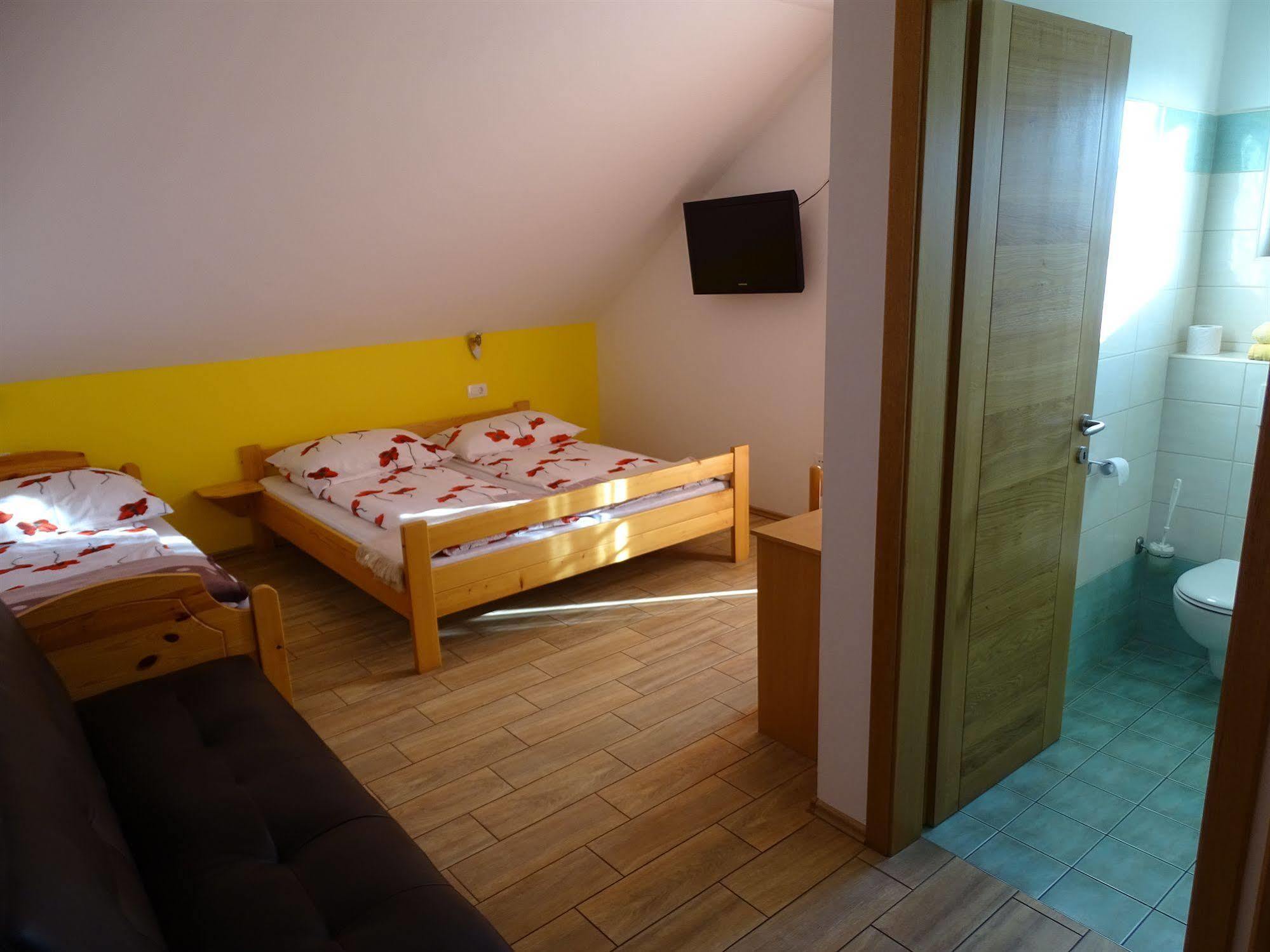 Guesthouse Mesec Zaplana Vrhnika Exteriér fotografie