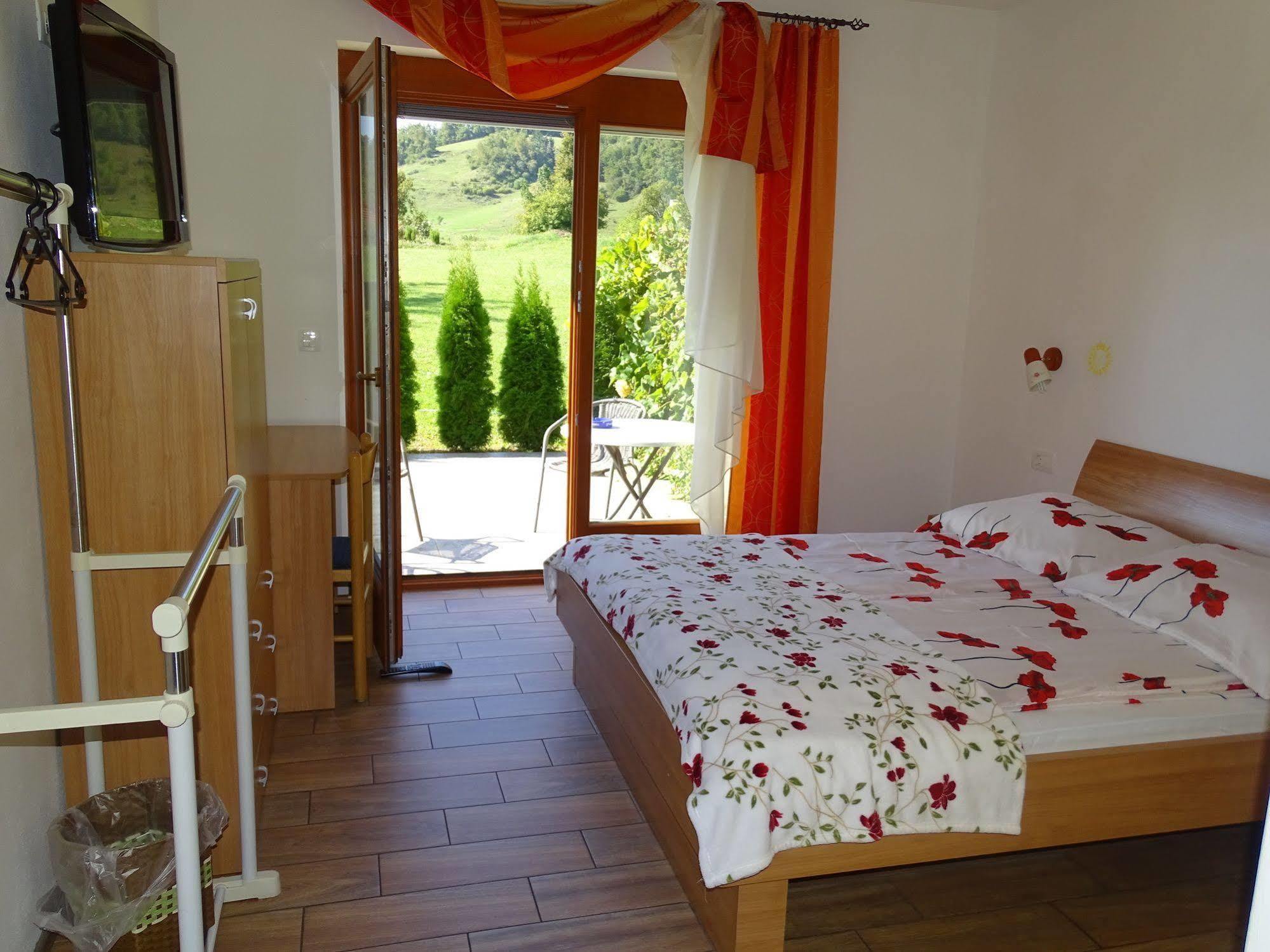 Guesthouse Mesec Zaplana Vrhnika Exteriér fotografie