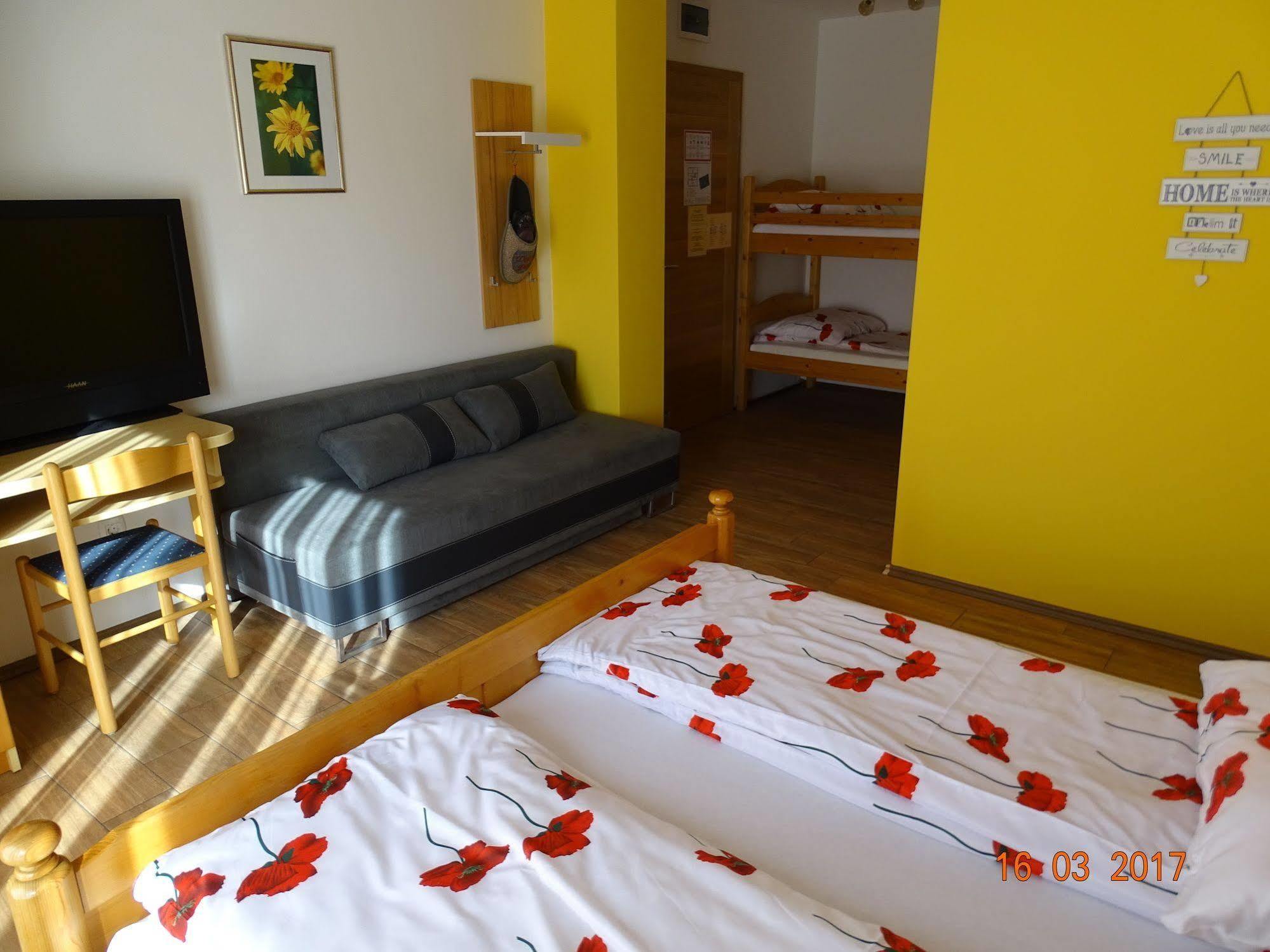 Guesthouse Mesec Zaplana Vrhnika Exteriér fotografie