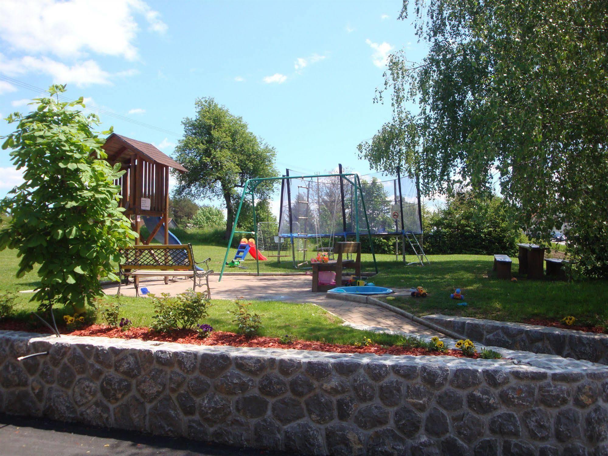 Guesthouse Mesec Zaplana Vrhnika Exteriér fotografie