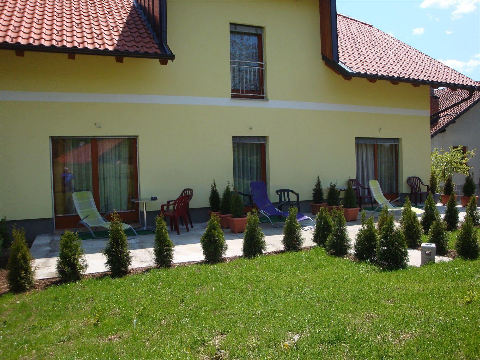 Guesthouse Mesec Zaplana Vrhnika Exteriér fotografie
