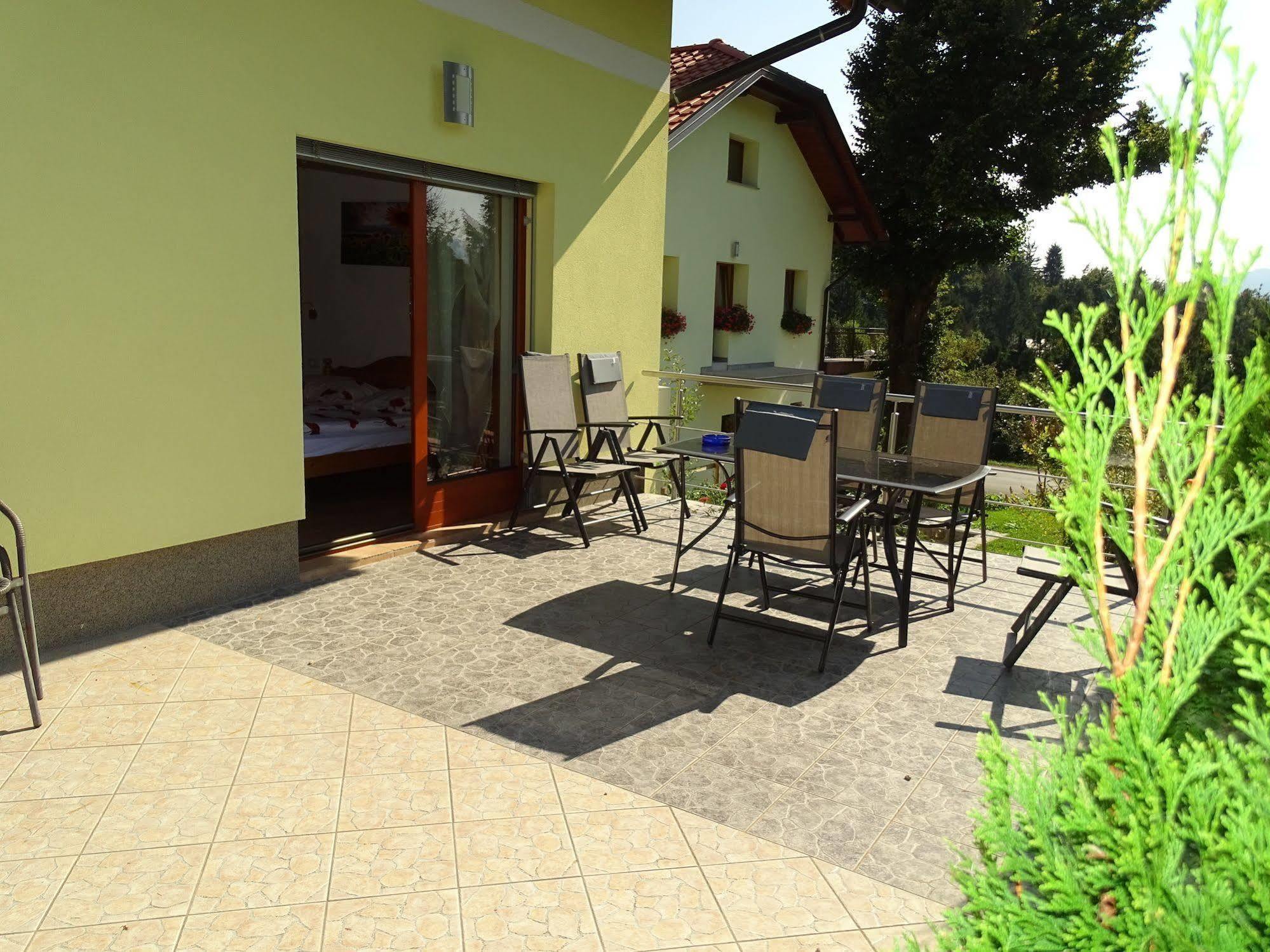 Guesthouse Mesec Zaplana Vrhnika Exteriér fotografie