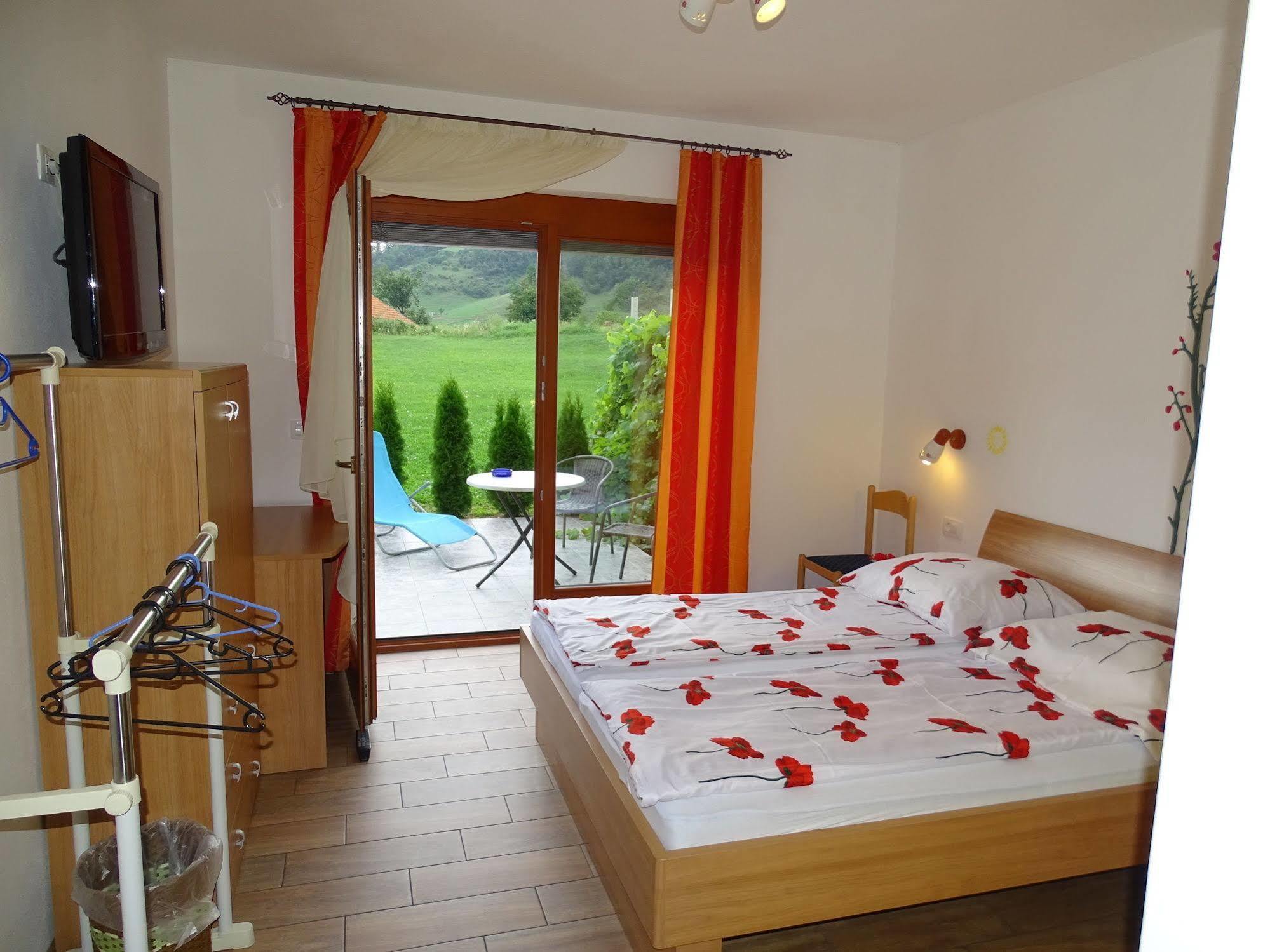 Guesthouse Mesec Zaplana Vrhnika Exteriér fotografie