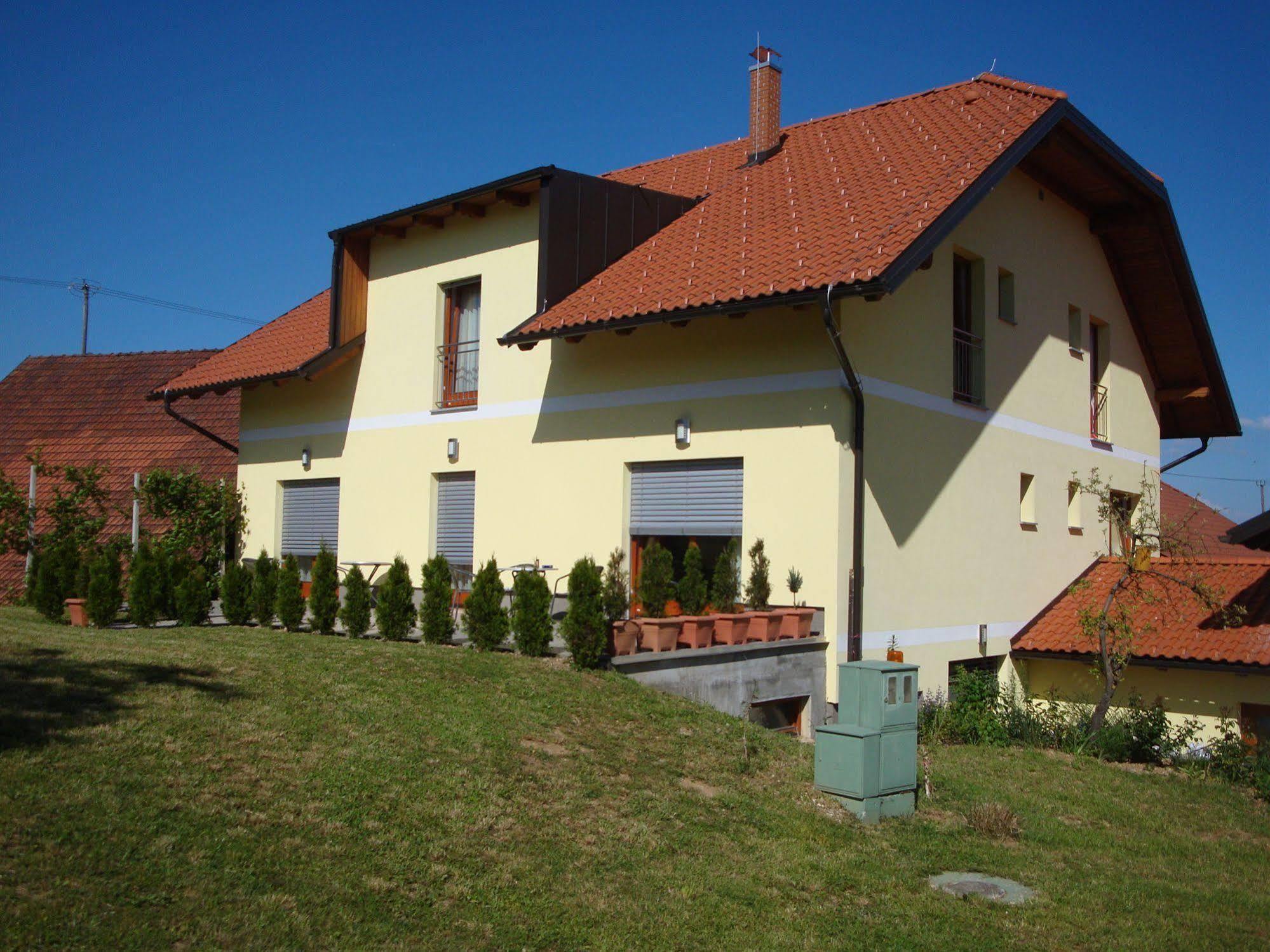 Guesthouse Mesec Zaplana Vrhnika Exteriér fotografie